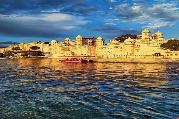 udaipur to pithampur cabs